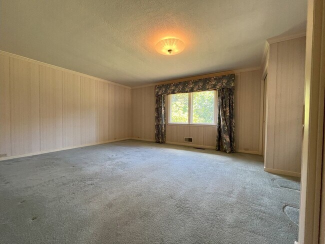 Building Photo - Timeless Character Meets Spacious Living i...