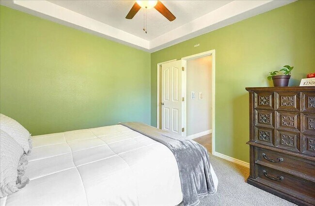 Building Photo - Expansive 5 Bedroom Home with Additional O...