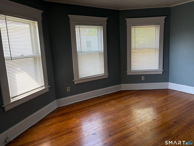 Building Photo - 225 Whiting Ln