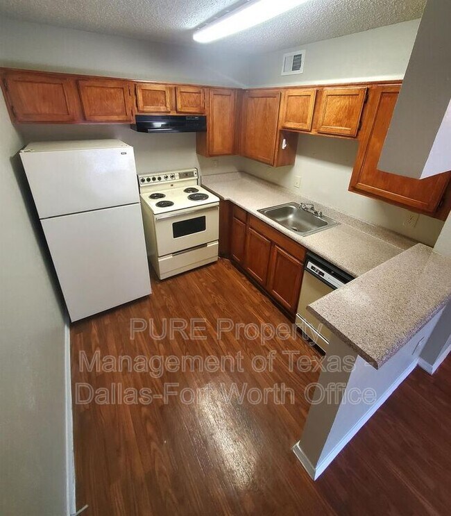 Building Photo - 18333 Roehampton Dr