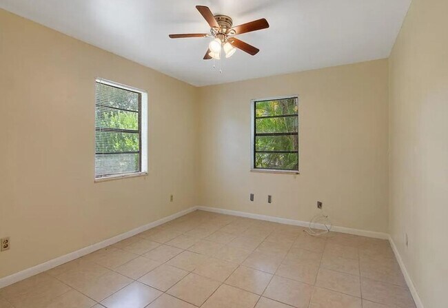 Building Photo - 2/2 w/ office & Flex Space Lakewood Park Home!