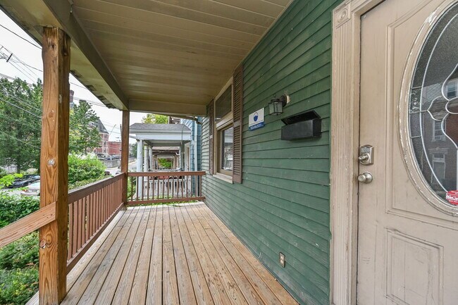 Building Photo - 2317 Stratford Ave