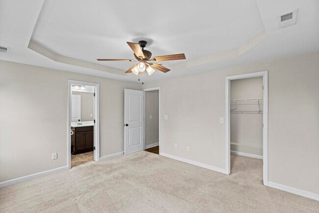 Building Photo - 211 Rowland Dr