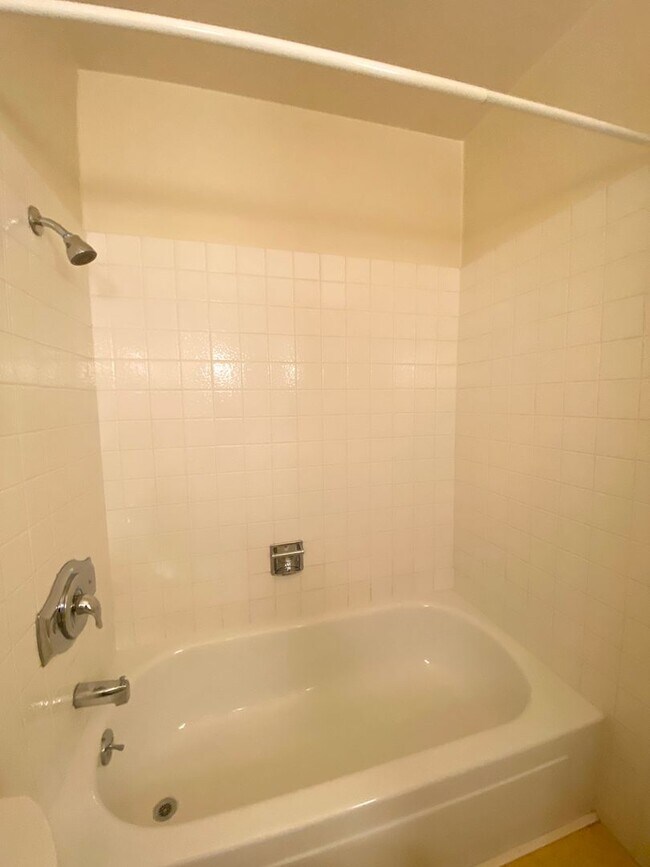 Building Photo - 4 Bed/2 BA Single Story Home, Downtown Ple...