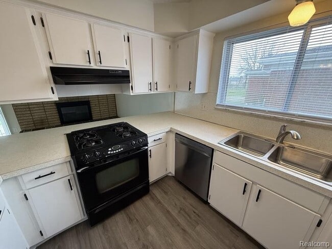 Building Photo - 34660 MacDonald Dr