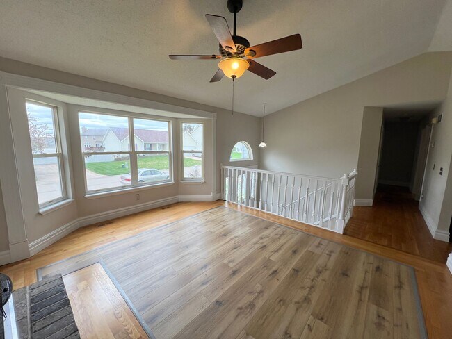 Building Photo - 3 Bedroom 2 Bath Home In the Francis Howel...