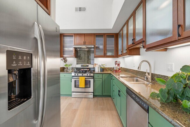 Building Photo - 1364 Powell St