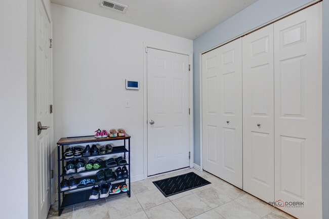 Building Photo - 231 Lionel Dr