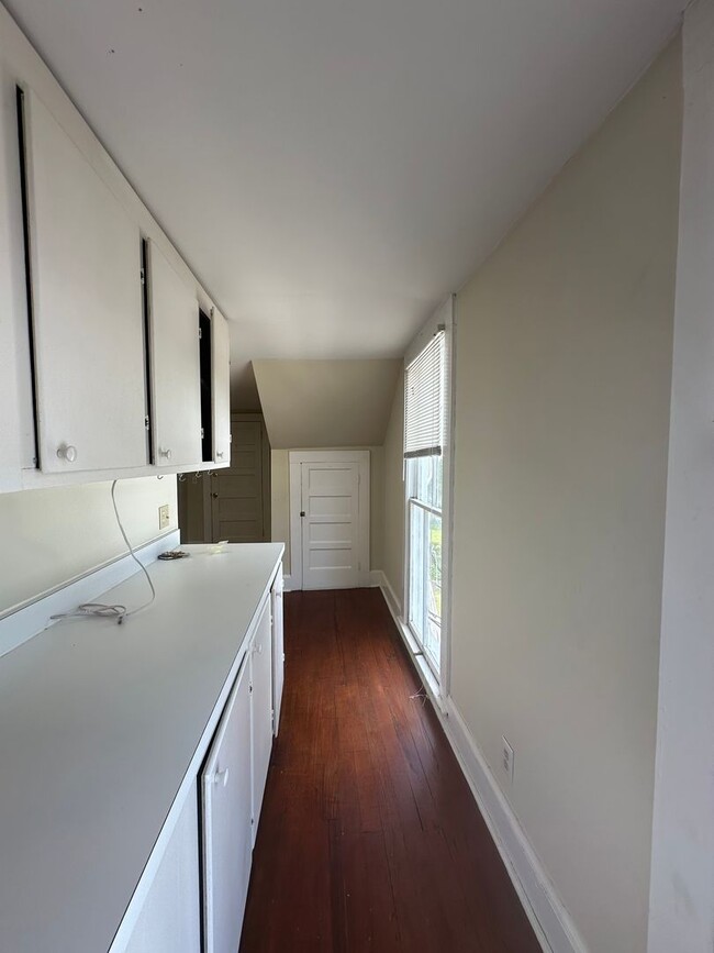 Building Photo - 2 Bed 1 Bath Apartment with Historic Charm