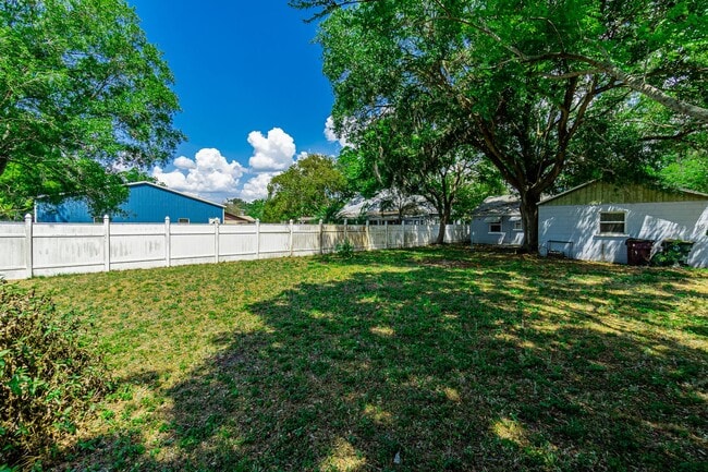 Building Photo - MOVE IN SPECIAL- Charming 2/1 Home w/ Partially Fenced Yard in St. Cloud
