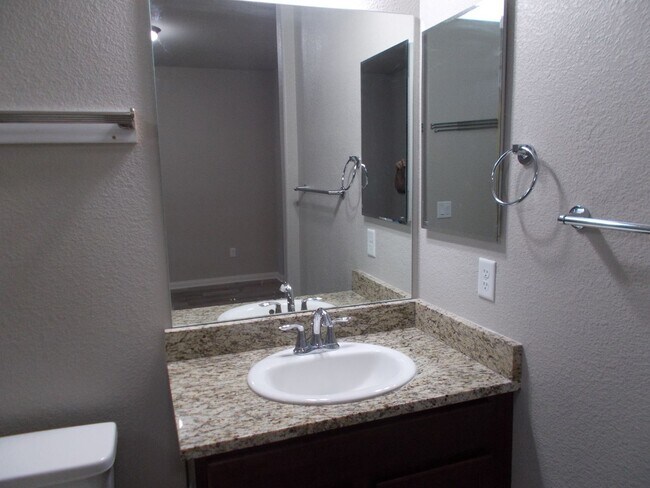 Building Photo - Immaculate 4 BR, 3.5 Bath, 2 Car Garage Ho...