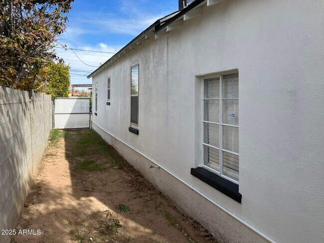 Building Photo - 423 E Crescent Ave