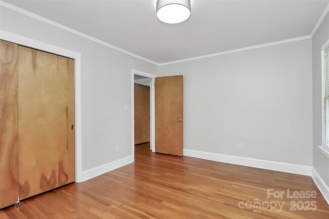 Building Photo - 207 Oak Dr