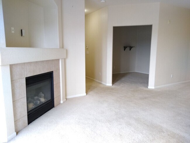 Building Photo - Super Fly 1 Bedroom with Large Study, 1 1/...