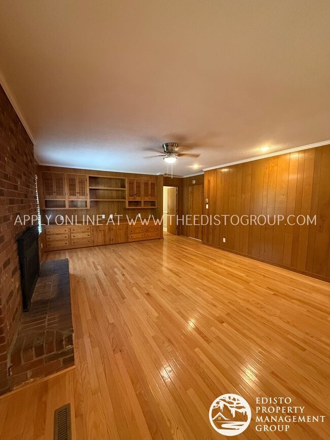 Building Photo - Charming Country Living with Modern Comforts