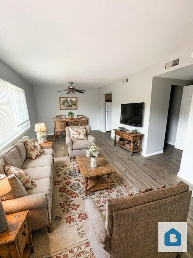 Interior Photo - 421 - 425 E Fountain Pl