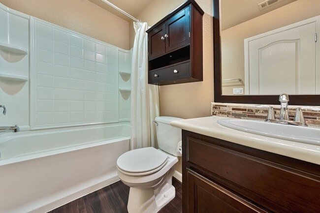 Building Photo - Exceptional 3BR Condo in Folsom! Stylish U...