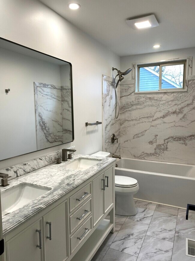 Building Photo - 1346 Leverenz Rd