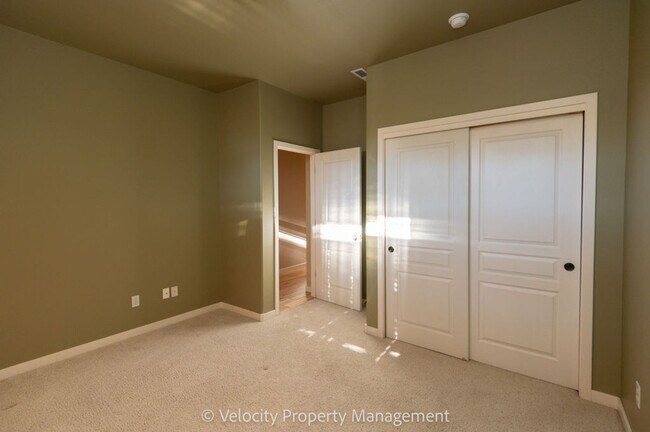 Building Photo - Single Level Home Near Rivers Edge Golf Course!