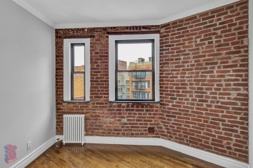 Building Photo - 410 E 13th St
