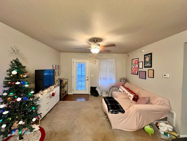 Building Photo - Beautiful 2 Bed 2 Bath just Blocks from Ag...