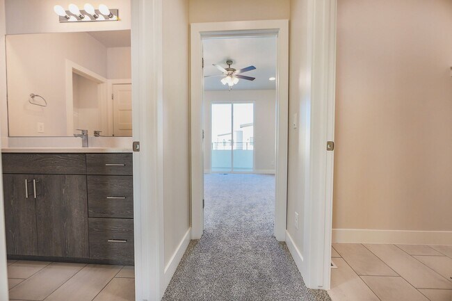 Building Photo - Crimson Park Town Home.