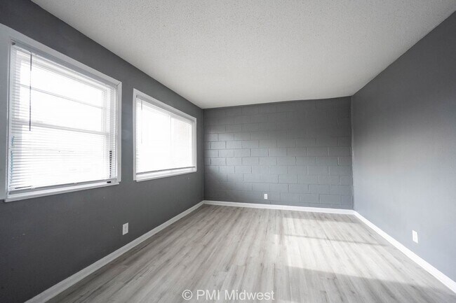 Building Photo - Cozy 2 Bedroom Apartment in Indianapolis w...