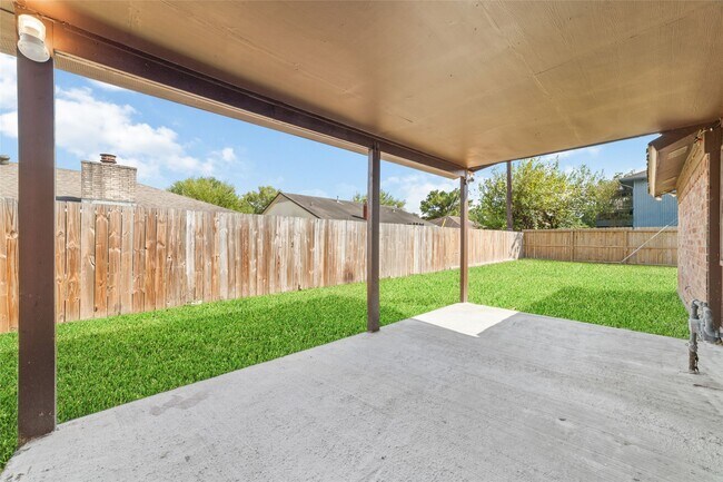Building Photo - 5711 Longforest Dr