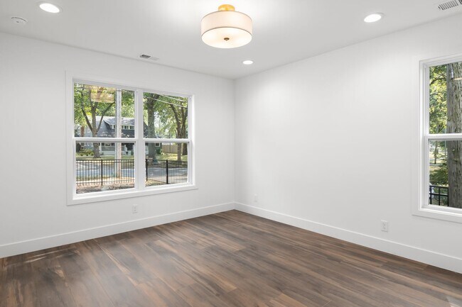 Building Photo - Main St Townhomes