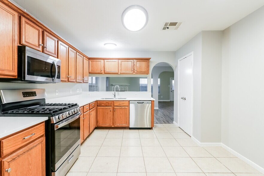 Building Photo - 22835 W Waterlake