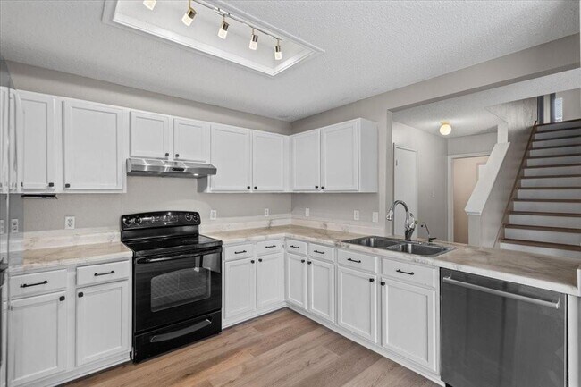 Building Photo - 2423 Byfield Dr