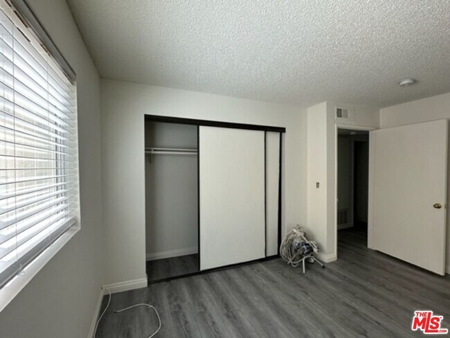 Building Photo - 4832 Rosewood Ave