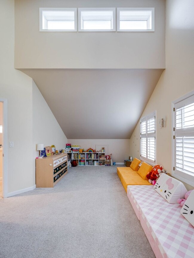 Building Photo - Luxury Rental: Chef’s Kitchen, Hot Tub & Room to Entertain