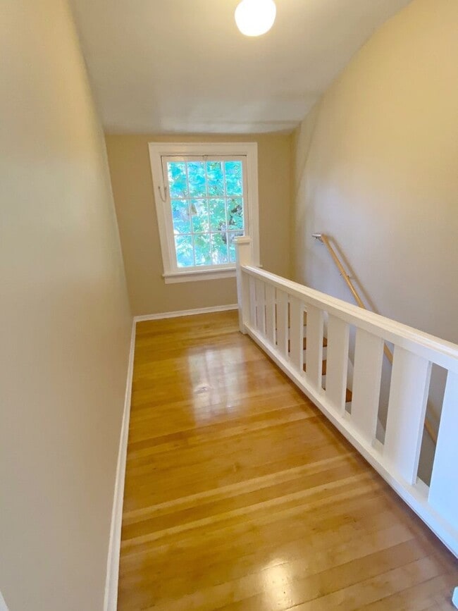 Building Photo - Beautiful Craftsman 5 bed 1 bath home with...