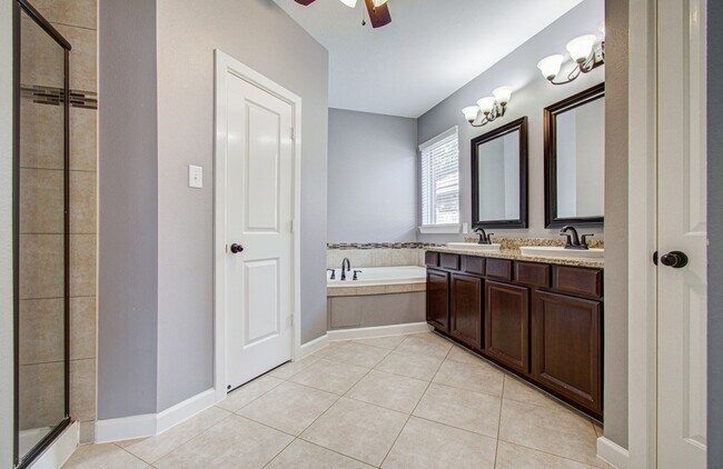 Building Photo - 12935 Northpointe Bend Dr