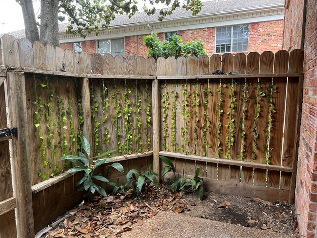 Building Photo - 2824 Briarhurst Dr