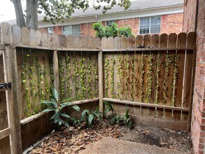 Building Photo - 2824 Briarhurst Dr