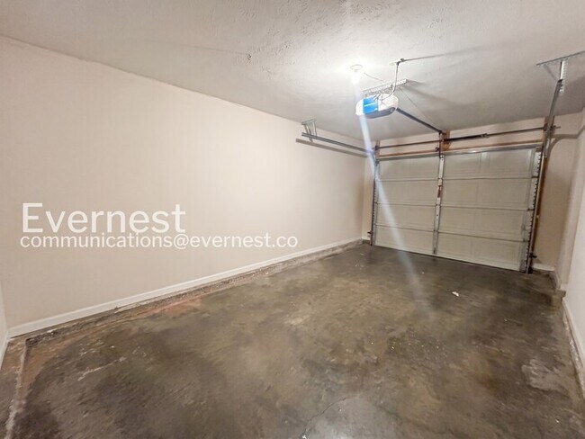 Building Photo - 2 Bed, 2.5 Bath Home with Fenced Yard & Garage / Available Now!