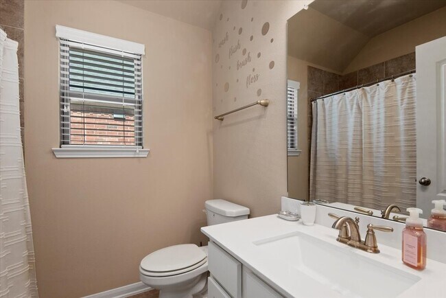 Building Photo - 2127 Blossomcrown Dr