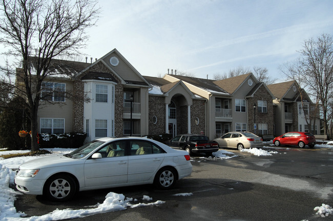 Building Photo - Carriage Pointe