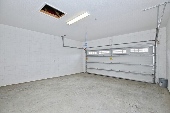 Building Photo - Beautifully Appointment 3/2 Modern Townhom...