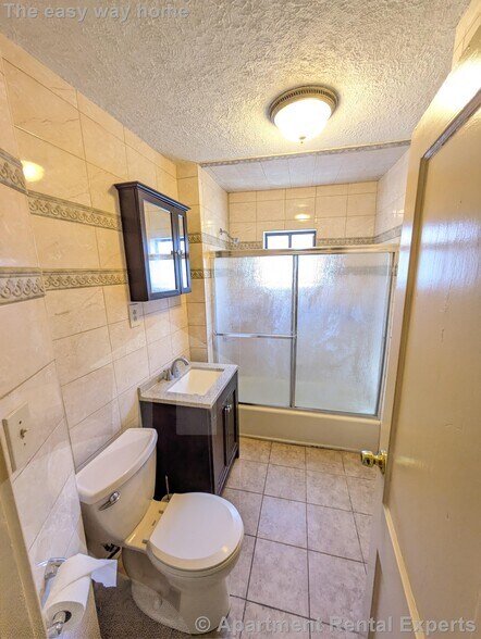 Building Photo - 595 Fellsway W