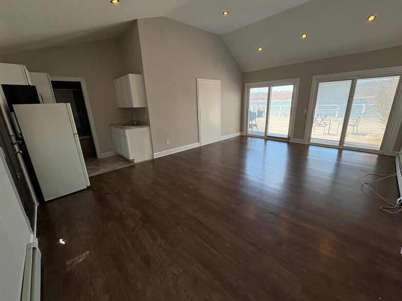 Studio - 193 Woodbine Ave