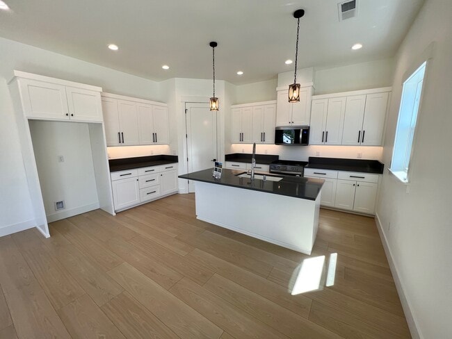 Building Photo - 210 Bogey Ln