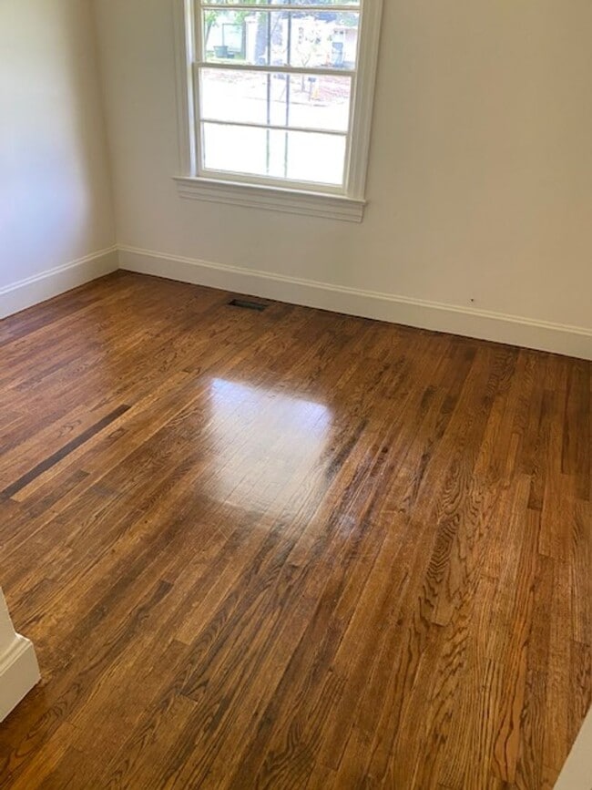 Building Photo - 3 Bedroom Brick Home With Hardwood Floors