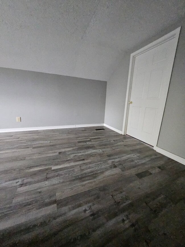 Building Photo - Large 3 bed house with basement