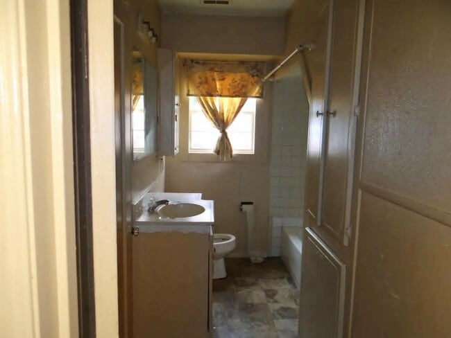 Building Photo - 402 N A St