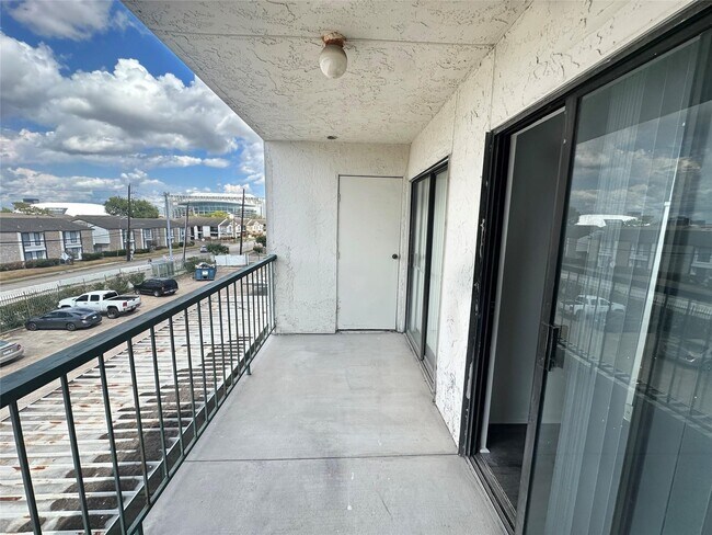 Building Photo - 2824 S Bartell Dr