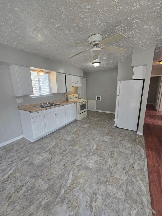 Building Photo - Beautiful 3 Bedroom home near West 10th and White River