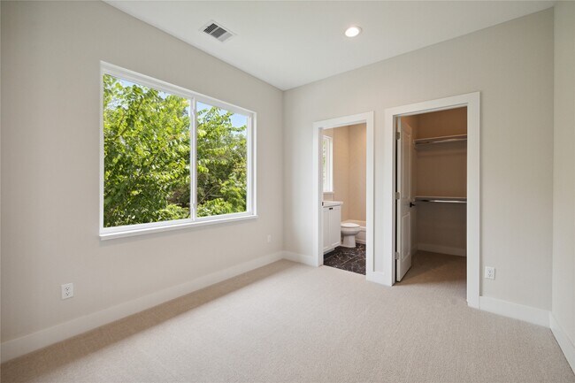 Building Photo - 516 Janisch Rd